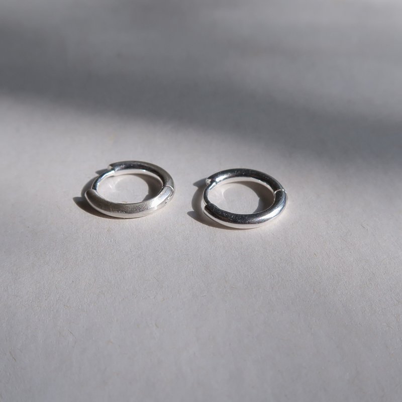 Pair of 925 sterling silver small hoop easy buckle earrings - ต่างหู - เงินแท้ สีเทา