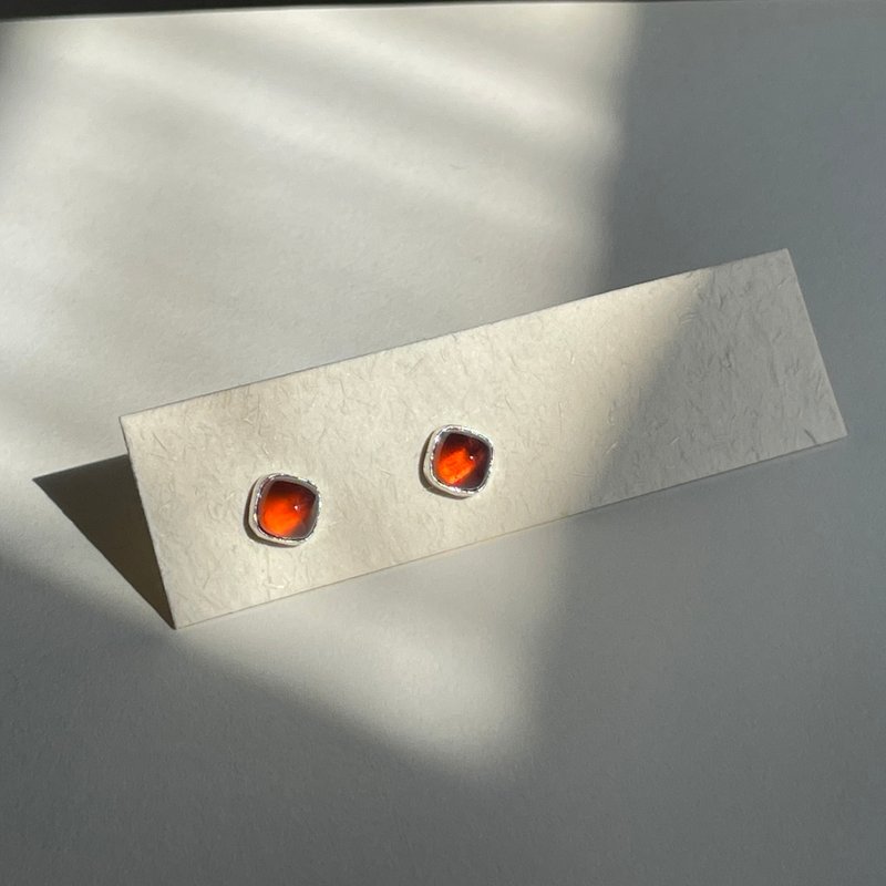 天然寶石純銀耳環・石榴石・手工包鑲・花蓮金工品牌 - 耳環/耳夾/耳骨夾 - 純銀 