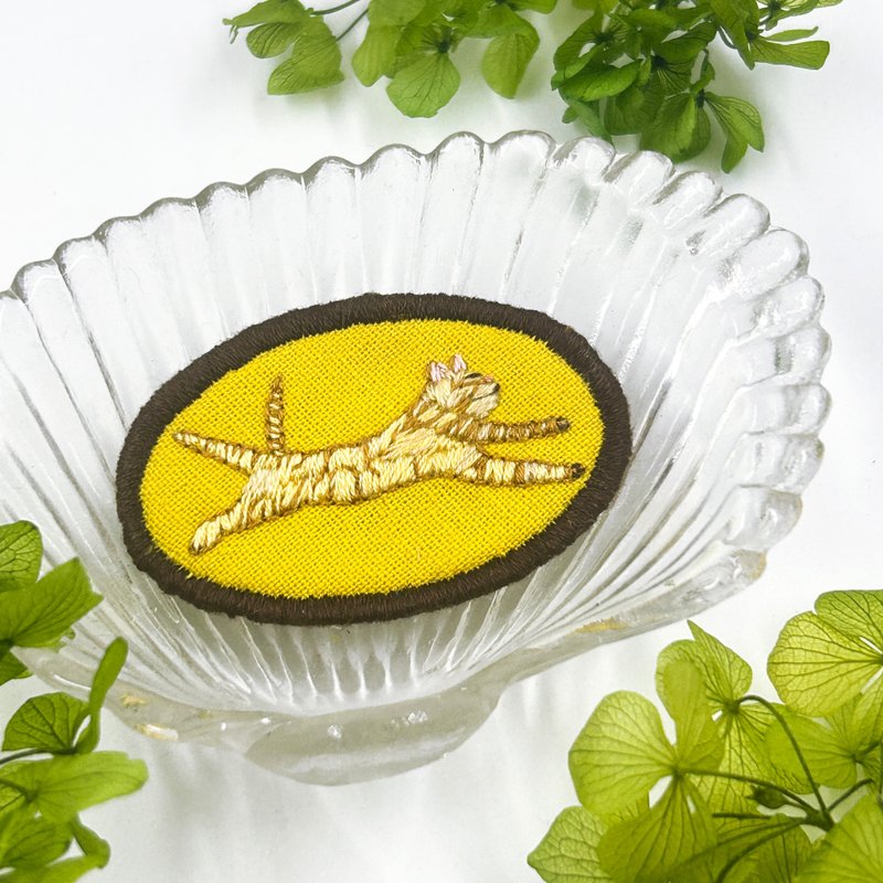 | 茷| #197 | Hand embroidered lazy cat brooch - Brooches - Thread Brown