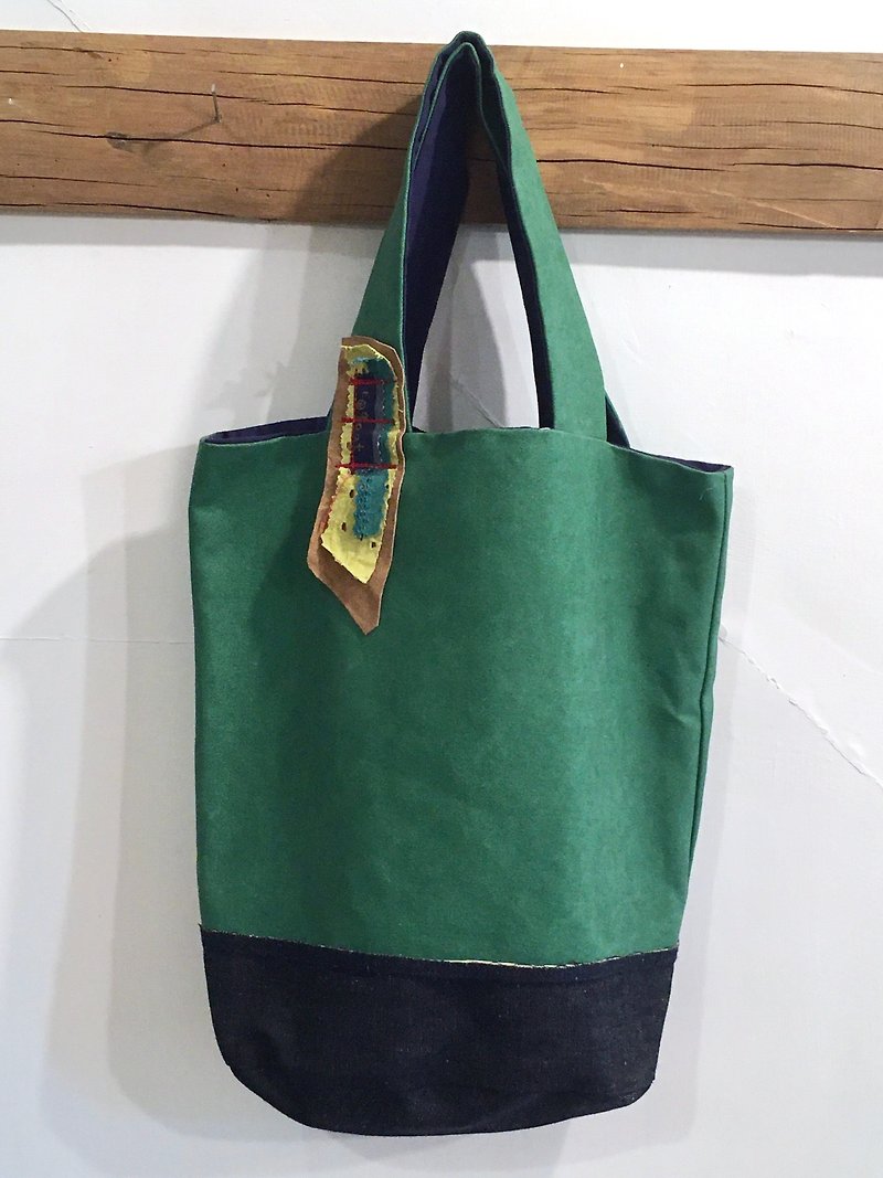 Wenqing warm feeling long cloth bag design / double-sided use (green and black) - Handbags & Totes - Cotton & Hemp 
