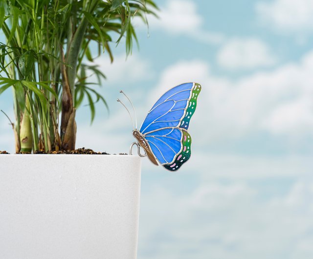 ステンドグラスの青い蝶 - 家と庭を魅了するサンキャッチャー