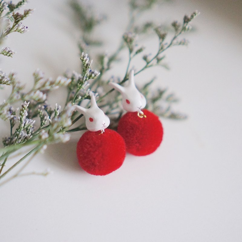 |Unicorn forest | Red-eyed white rabbit hair ball pair of earrings / ear clip - ต่างหู - ดินเหนียว 