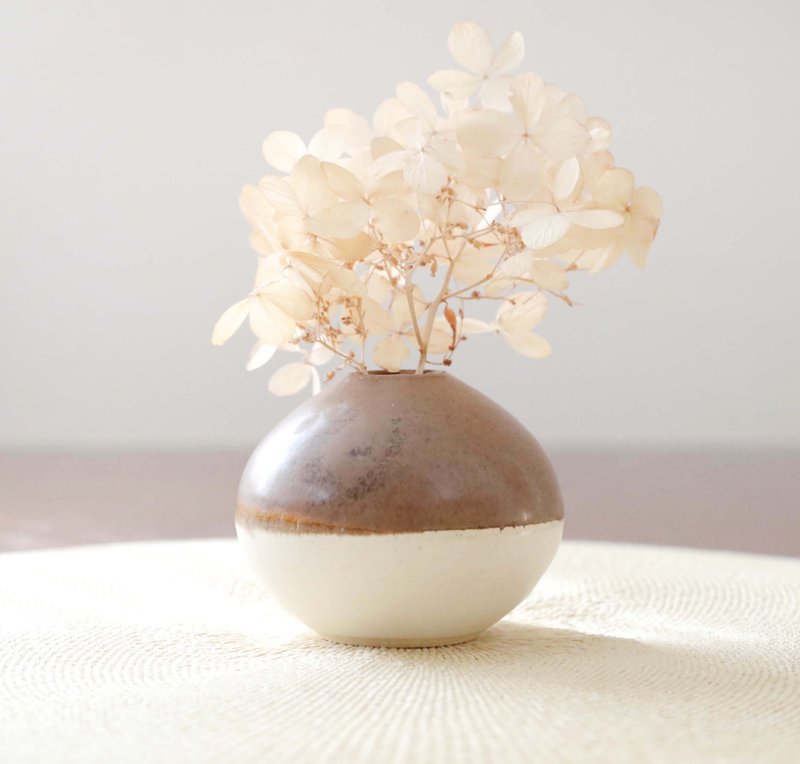 A plump, round chestnut-colored vase - เซรามิก - ดินเผา สีนำ้ตาล