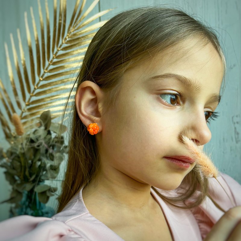North Cloudberry stud earrings is winter berry, cottagecore, fruit, funky, weird - 耳環/耳夾/耳骨夾 - 黏土 橘色