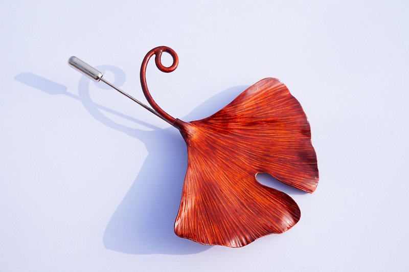 Love Leaf Series-Ginkgo Leaf Brooch - Brooches - Copper & Brass Red