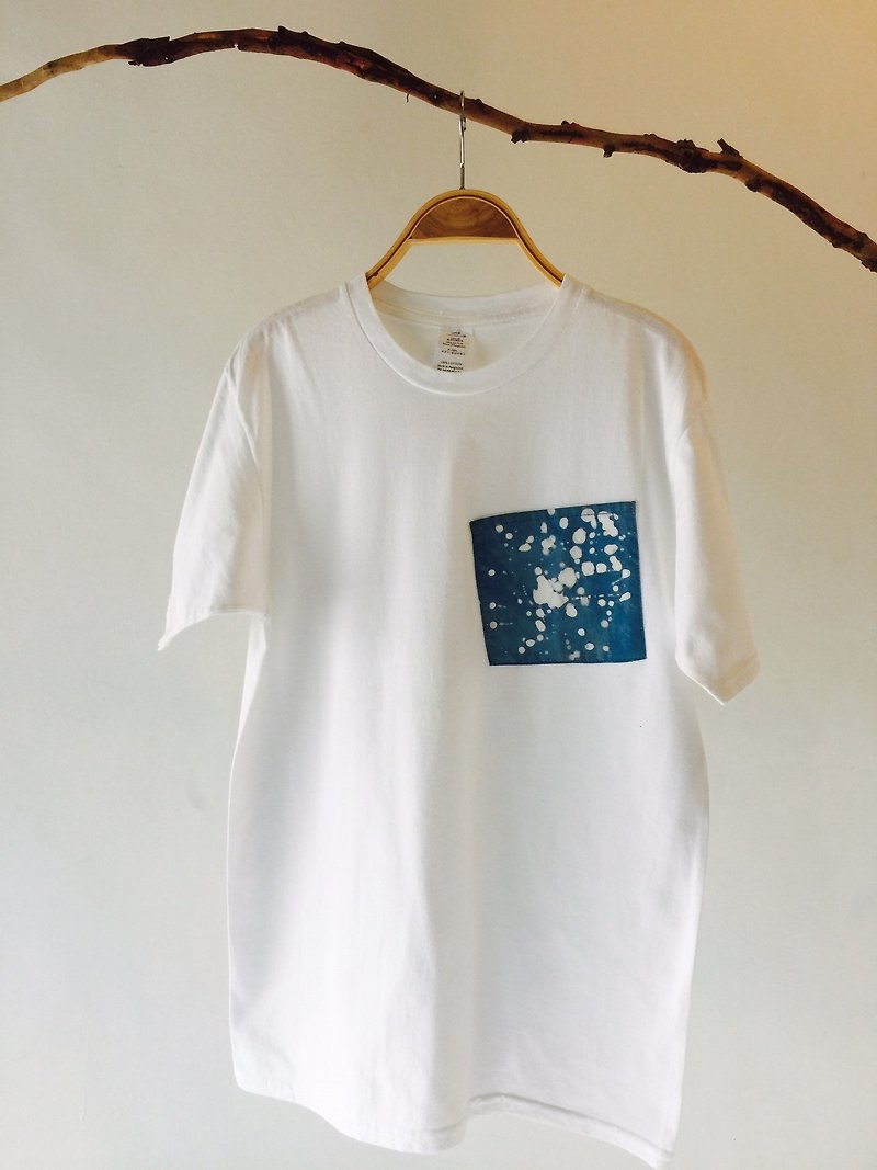 Free dyeing isvara handmade blue dyed cotton T-shirt Universe series square inch - เสื้อฮู้ด - ผ้าฝ้าย/ผ้าลินิน สีน้ำเงิน
