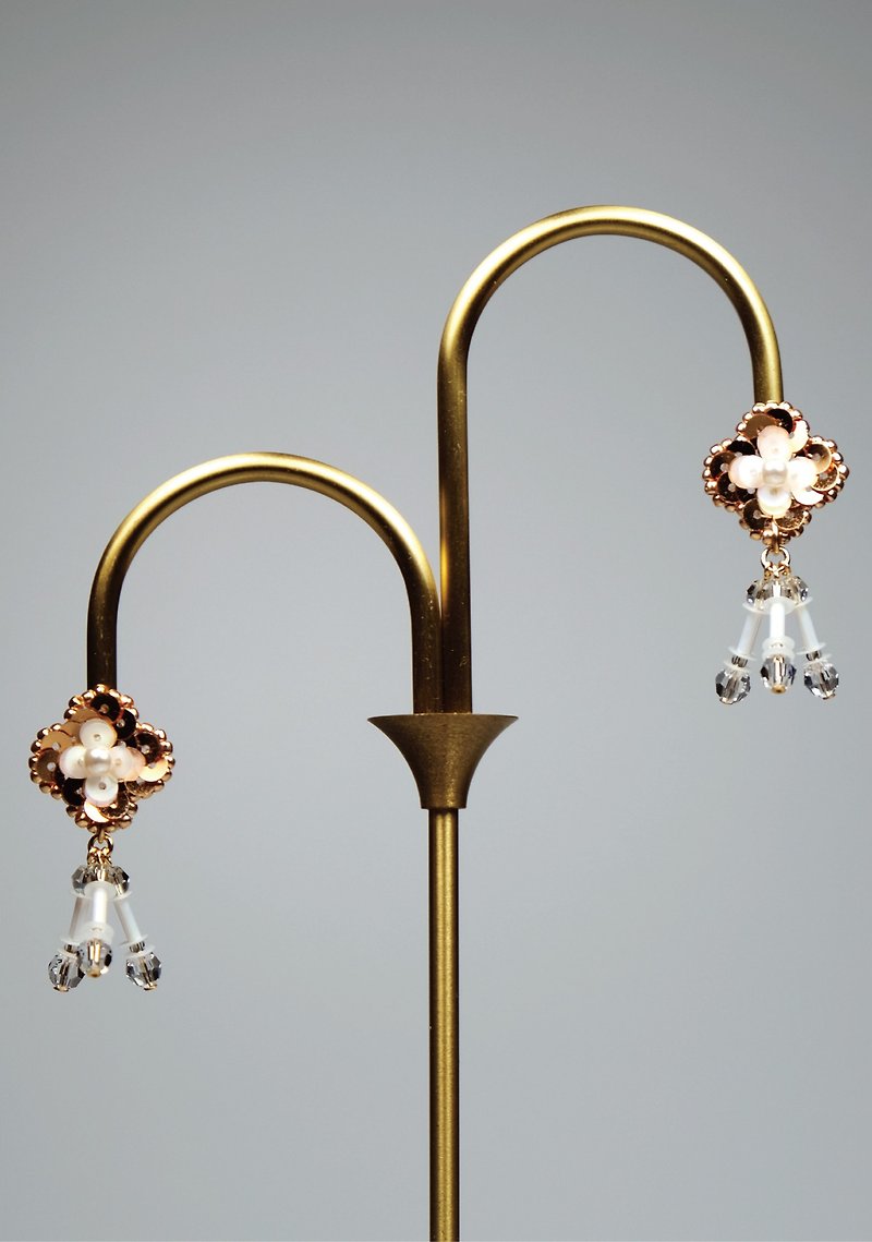 Golden Flow Handmade Jewelry Embroidery Series Earrings/ Clip-On NO.001 Pearl Flower - ต่างหู - วัสดุอื่นๆ สีทอง