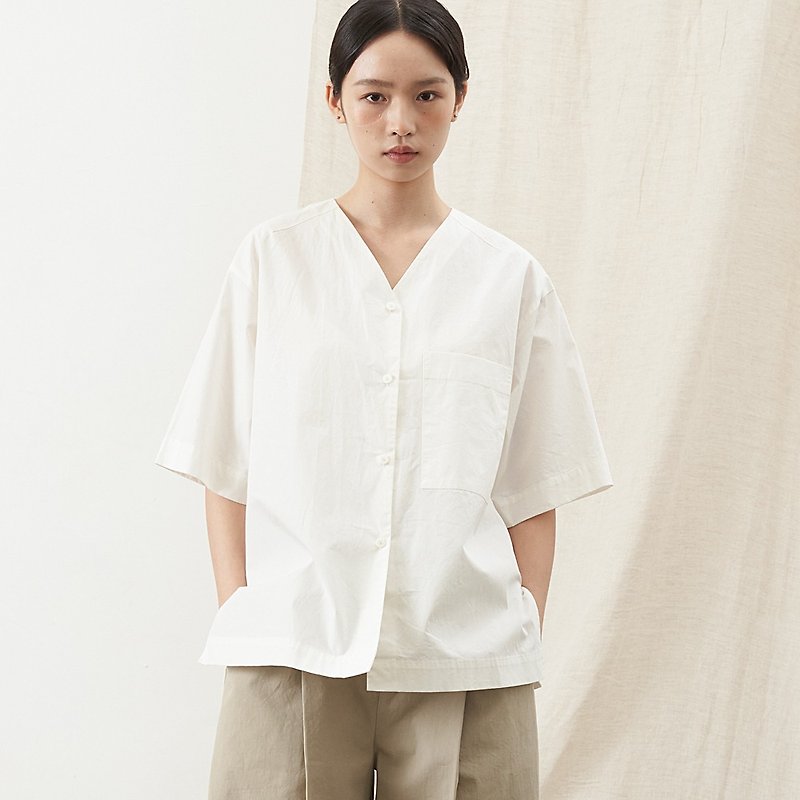 2 Colors Available Cotton Outline Gender-Free V-Neck Shirt SH211113 - เสื้อเชิ้ตผู้หญิง - ผ้าฝ้าย/ผ้าลินิน ขาว