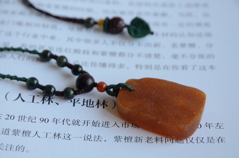 【寄秋】天然原礦原皮琥珀隨型項鏈手搓帶香 - 項鍊 - 寶石 