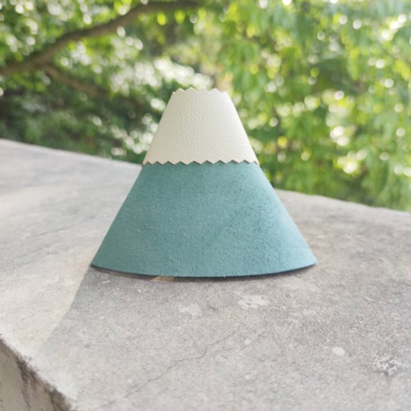 縁起物のコロッと丸い革製の富士山の置物　インテリアとして部屋や、お正月を盛り上げます - 擺飾/家飾品 - 真皮 
