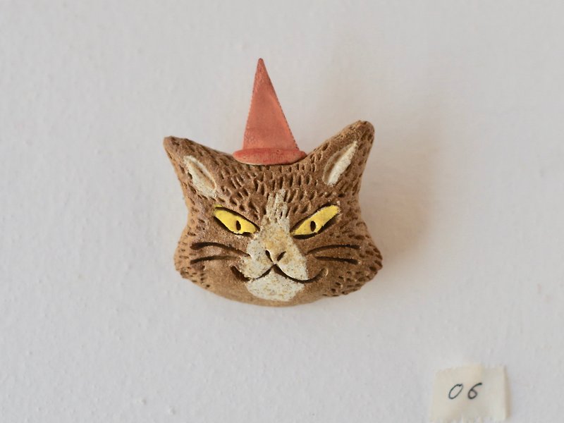 Cat going to the party! broach 06 - Brooches - Pottery Brown