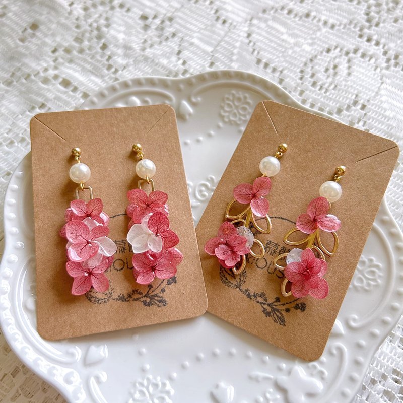 Rose pink hydrangea earrings hand made dry flower Japanese resin real flower - ต่างหู - พืช/ดอกไม้ สึชมพู