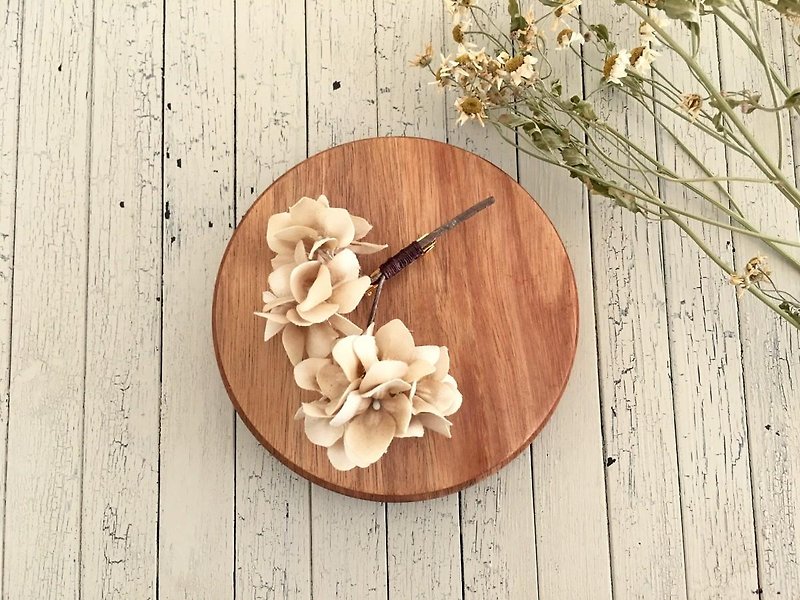 Hydrangea's picking branch corsage. (Antique beige) - Brooches - Cotton & Hemp Khaki
