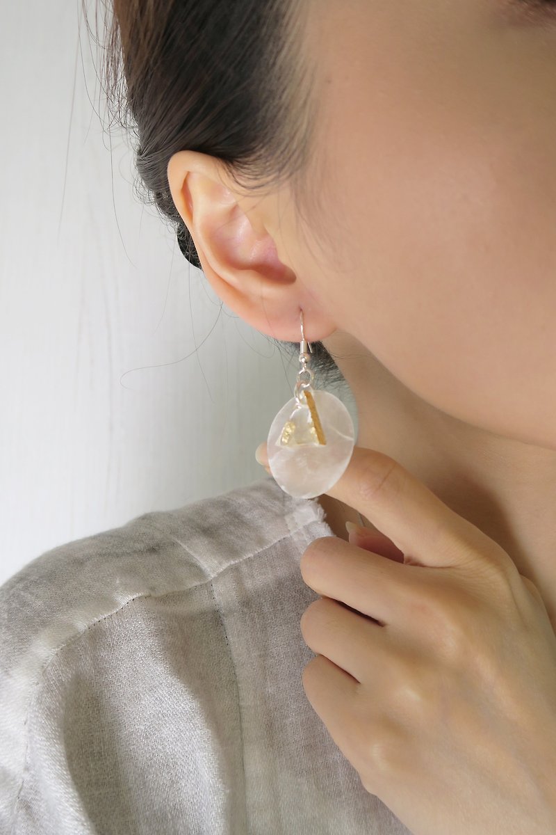 OUD Original. Handmade Geometric - Circle Shell Gold Foil Earring/Clip-on - ต่างหู - เปลือกหอย ขาว