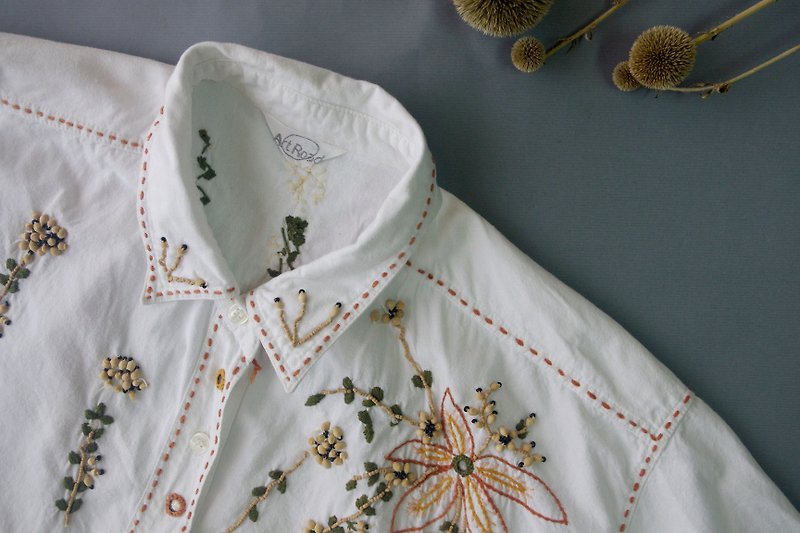 4.5studio - treasure hunt - wood bead embroidery handmade cotton white fine cedar (jingfang scheduled) - เสื้อเชิ้ตผู้หญิง - ผ้าฝ้าย/ผ้าลินิน ขาว