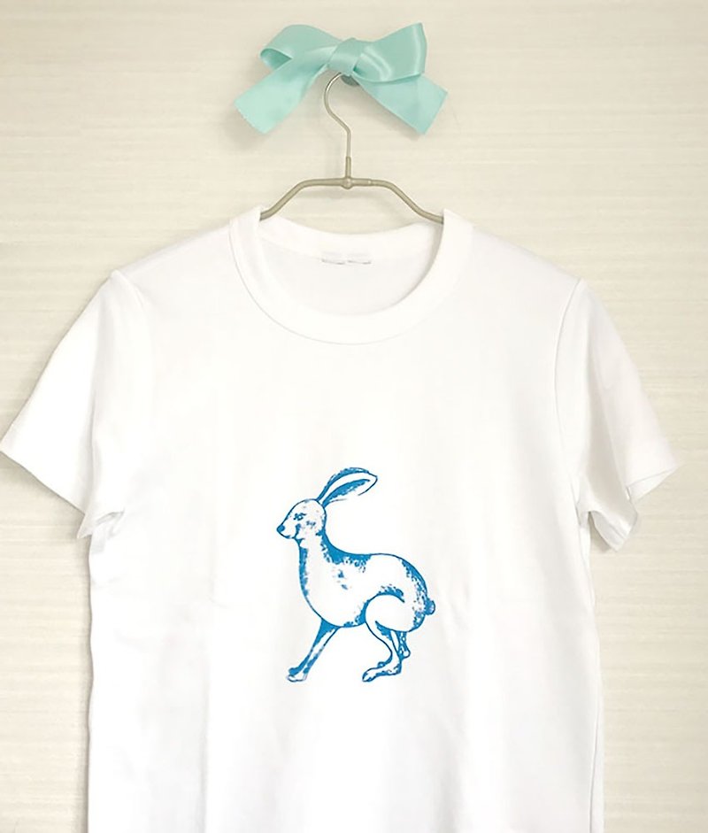 T-shirt blue rabbit - เสื้อยืดผู้หญิง - ผ้าฝ้าย/ผ้าลินิน สีน้ำเงิน