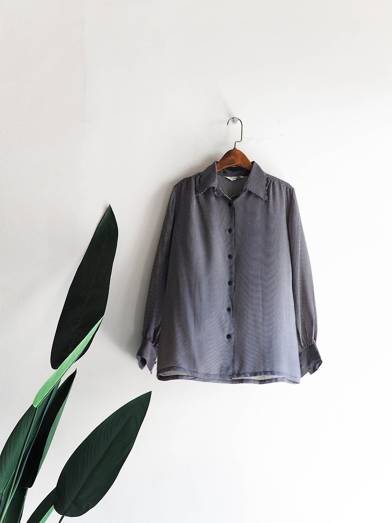 埼玉小碎小格纹文艺恋少女 antique silk-spun gauze shirt top shirt - Women's Shirts - Polyester Black