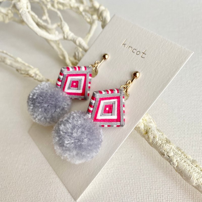 糸巻きポンポン ピアス・イヤリング【グレー×ピンク×ホワイト】 - ピアス・イヤリング - ポリエステル 多色