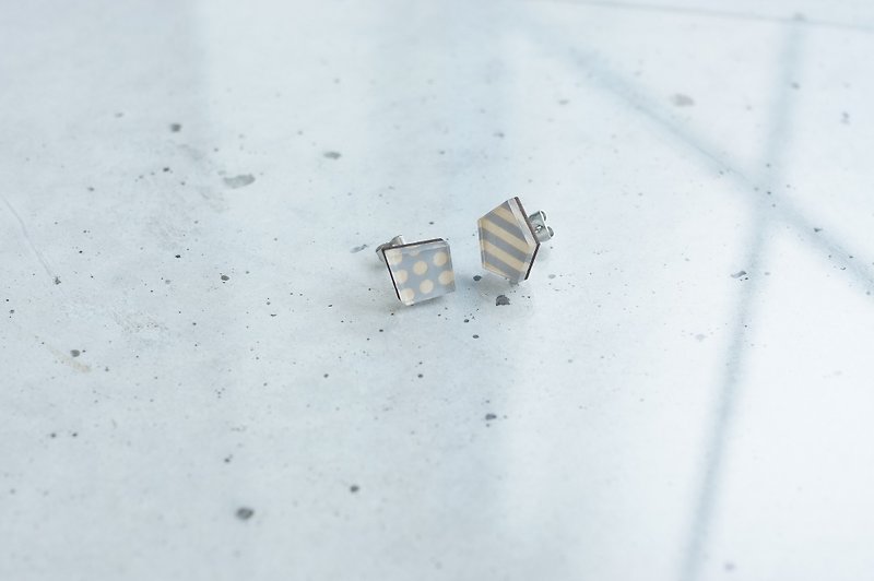 Fragment earrings / gray - ต่างหู - ไม้ สีเทา