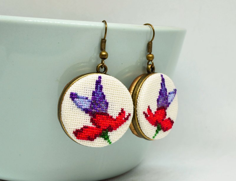 蝴蝶花刺繡耳環 手工製作的精緻大自然女性禮物 - 耳環/耳夾/耳骨夾 - 繡線 紫色