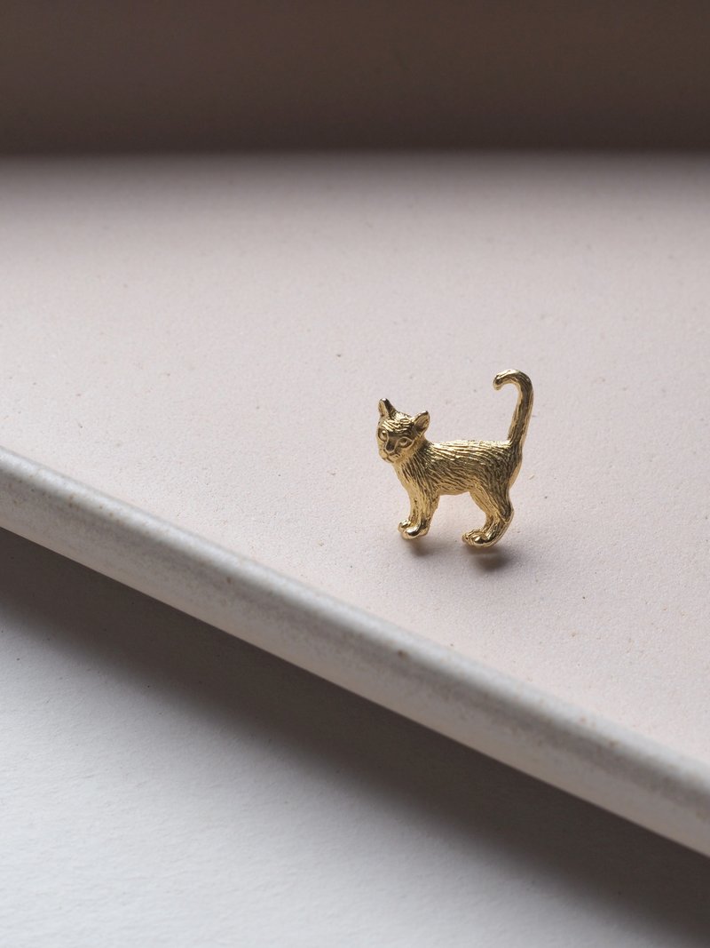 Standing Cat Earring, Sterling Silver Earring, Cat Earring, One side earring. - 耳環/耳夾/耳骨夾 - 純銀 金色