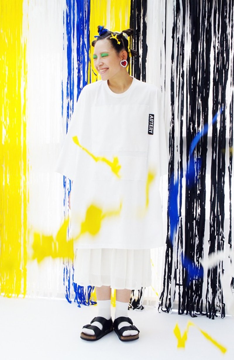 ARTERY OVERSIZED T-SHIRT 白底拼貼白色塊 - 女裝 上衣 - 棉．麻 白色