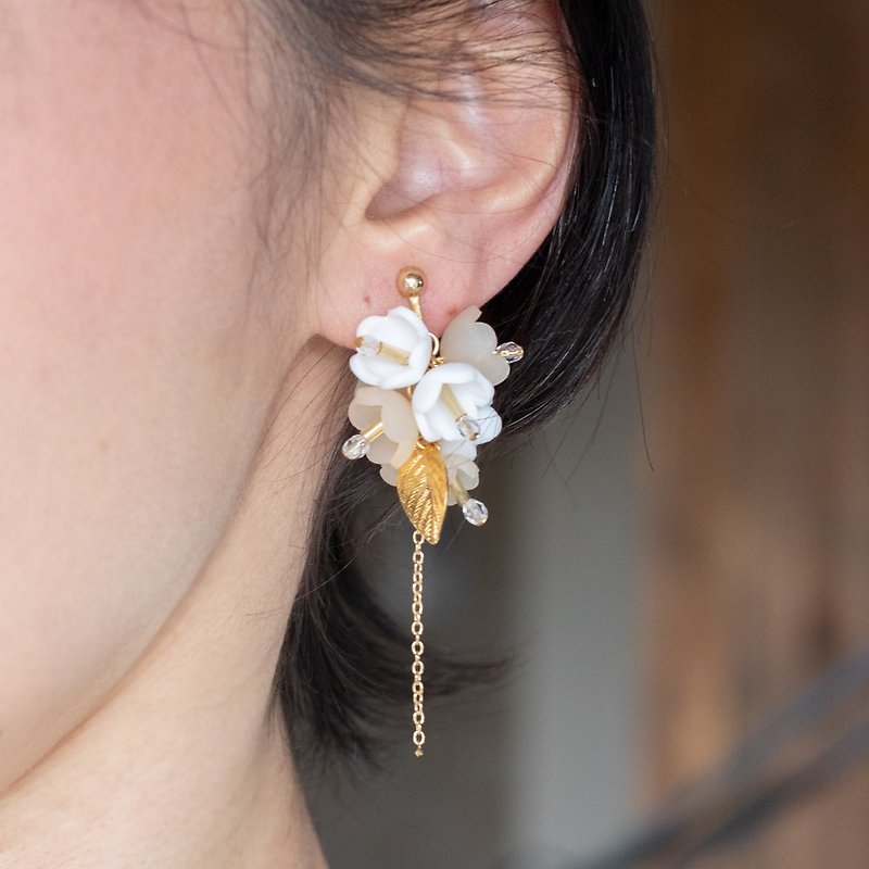 Round Flowers earrings / White - ต่างหู - ดินเหนียว ขาว