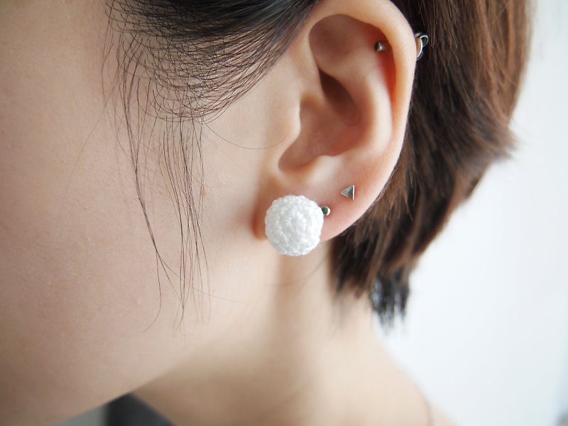 純白色人手編織蕾絲球耳環  - 耳環/耳夾 - 繡線 白色