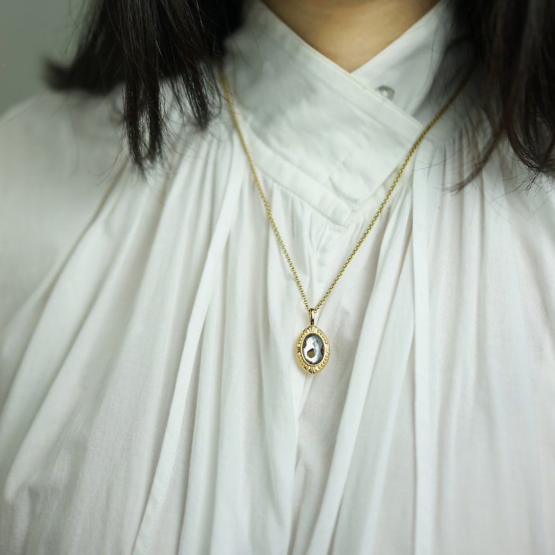 Sericho Pallasite Pendant Necklace - VIntage Victorian Mirror- Charm of Moon - สร้อยคอ - เครื่องประดับ สีทอง