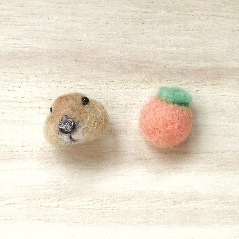 Felted prairie dog and round carrot earrings - Earrings & Clip-ons - Wool Khaki