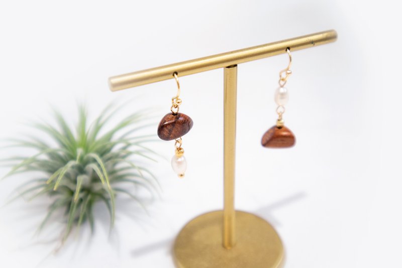 Fruit - Pearl Wood Asymmetrical Earrings 14KGP - ต่างหู - ไม้ สีทอง