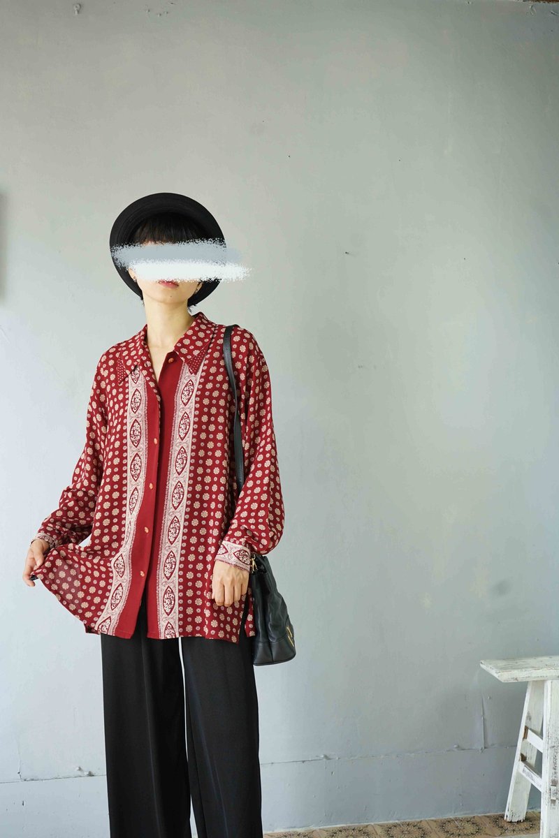 Treasure Hunt Vintage - Vintage Red Symmetrical Pattern Rhinestone Collar Loose Shirt - เสื้อเชิ้ตผู้หญิง - เส้นใยสังเคราะห์ สีแดง