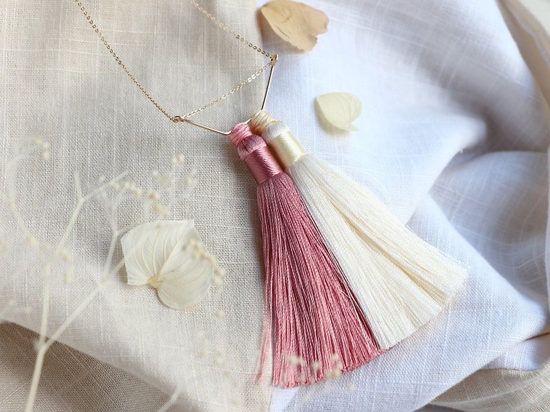 14kgf-Silky tassel necklace(adjustable chain)mauve pink×off white - ネックレス - 宝石 ピンク