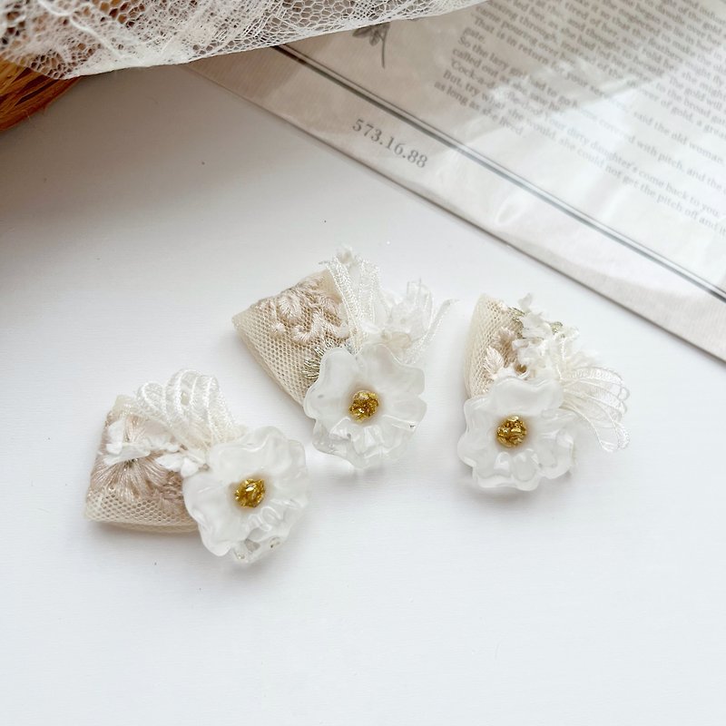 flower × Indian embroidery ribbon hair tie hair clip - Baby Accessories - Resin White