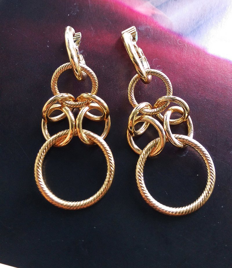 Vintage Jewelry 西洋古董飾品 MONET 金色調 垂墜 夾式耳環 - Earrings & Clip-ons - Other Metals Gold