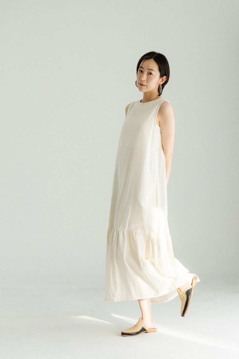 Sleeveless dress with round neck and hem design_off-white - ชุดเดรส - ผ้าฝ้าย/ผ้าลินิน ขาว