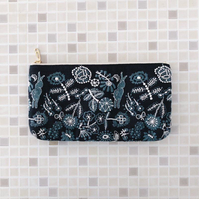 celebrate Beautiful plant embroidery horizontal pouch mina perhonen Made of high-quality fabric Storage bag - กระเป๋าเครื่องสำอาง - ผ้าฝ้าย/ผ้าลินิน สีน้ำเงิน