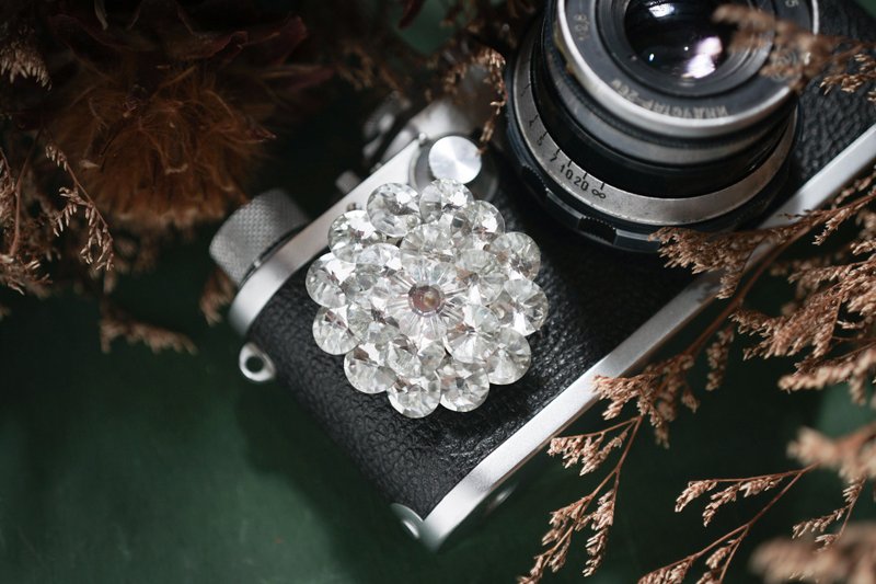 【老飾品/西洋老件】閃亮萊茵石造型古著胸針 老飾品 - 胸針 - 其他金屬 銀色
