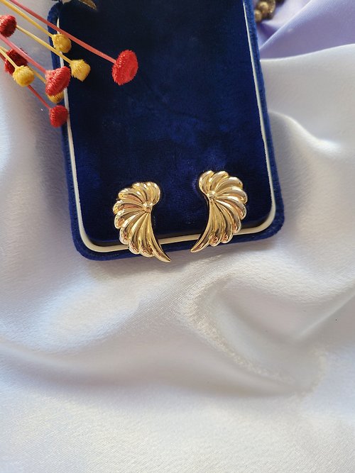 Hale黑爾典藏西洋古董 美國西洋古董飾品 / 金色海螺圓弧流線夾式耳環/早期首飾