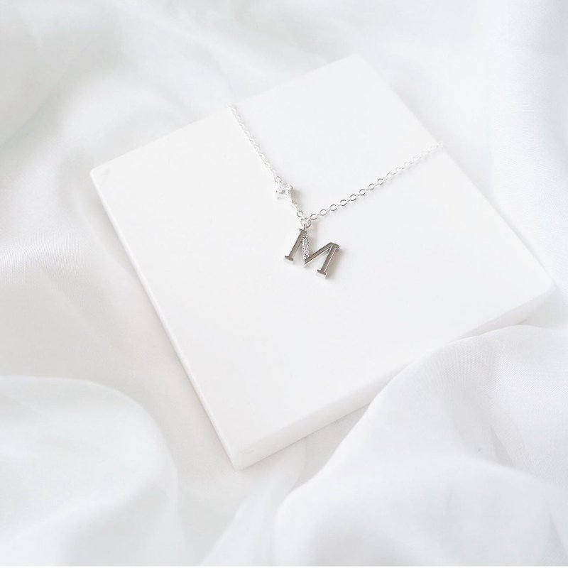 Sister Gift Birthday Gift Noble and Simple Amphibole English Alphabet Necklace Customization - สร้อยคอ - โลหะ ขาว