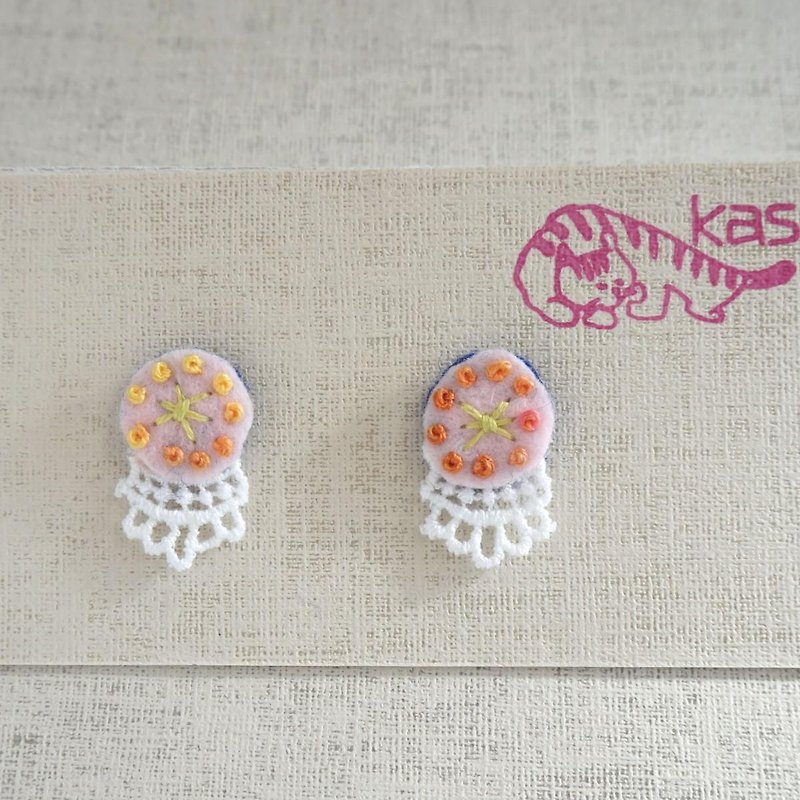 Hand embroidery pierced earring"Spring color Circle" - Earrings & Clip-ons - Thread Pink