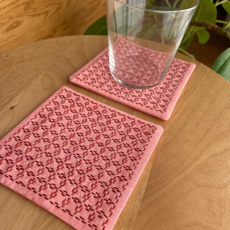 刺し子コースター2枚セット　方眼　赤　シンプル　刺繍　プレゼント　洗える　カフェ雑貨　コーヒー　紅茶　キッチン用品　布コースター　ささやかな贈り物　刺繡杯墊 - 杯墊 - 棉．麻 紅色
