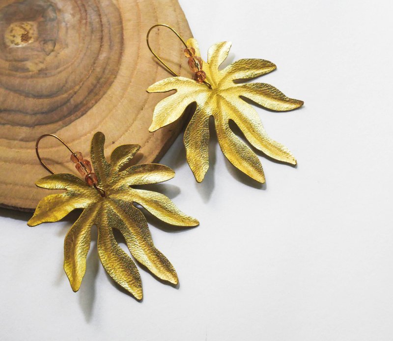 Aralia leaf earrings with crystal beads, hand-cut gold leather leaf - 耳環/耳夾/耳骨夾 - 真皮 金色