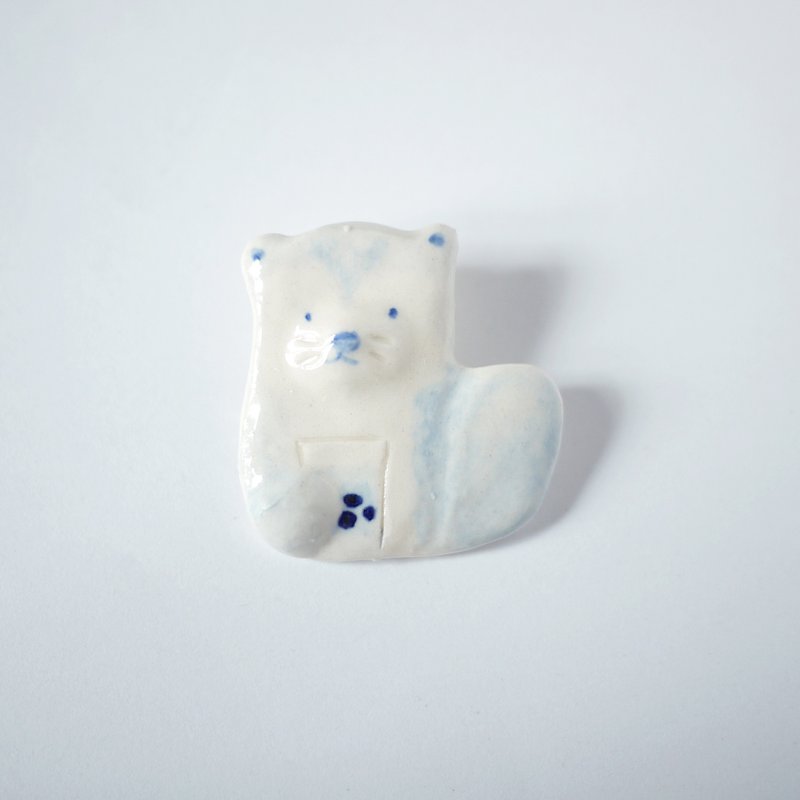 Otter Baby drink bubble tea - Brooches - Porcelain White