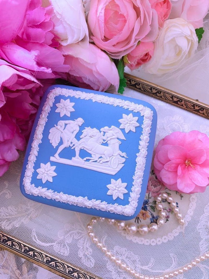 英國骨瓷Wedgwood藍色碧玉浮雕希臘神話珠寶盒 庫存品 - 居家收納/收納盒/儲物盒 - 瓷 藍色