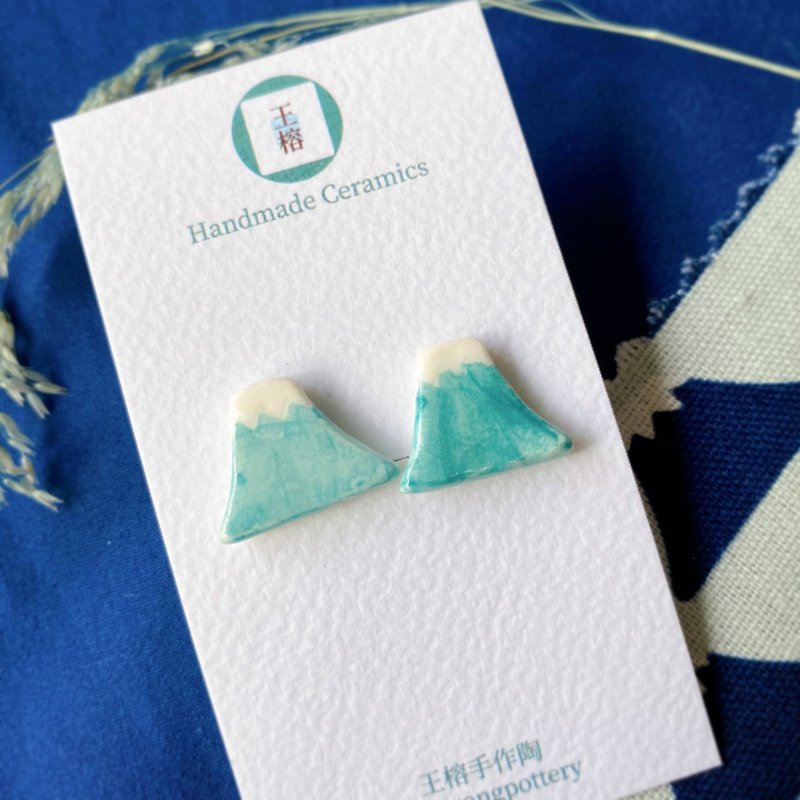 【香氛禮盒】青綠富士山 手作白瓷 薄片貼耳式耳環 - 耳環/耳夾 - 瓷 綠色
