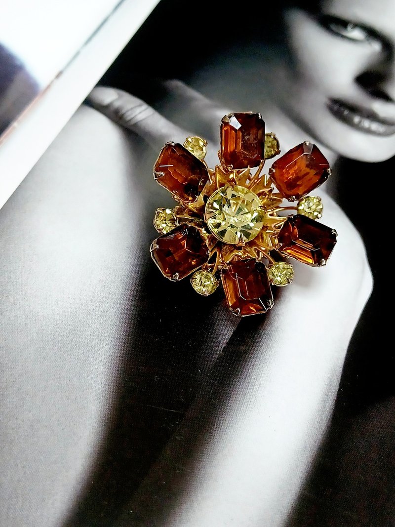 vintage jewelry 古董立體方形萊茵花卉別針 - 胸針 - 其他金屬 
