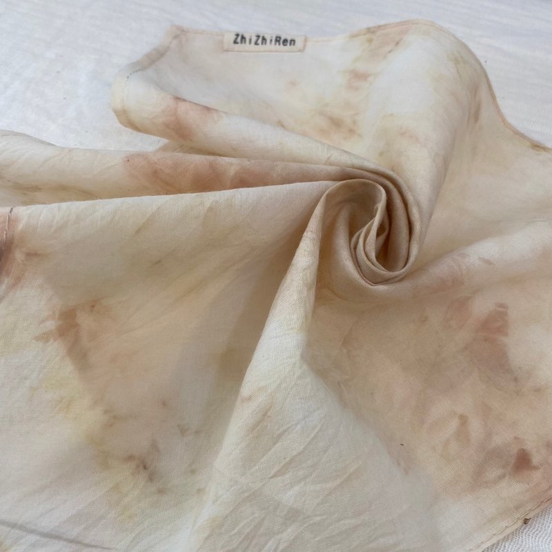 【ZhiZhiRen】Natural Plant Dyeing Square | Small Square - Handkerchief - Onion Hand Dyeing - ผ้าเช็ดหน้า - ผ้าฝ้าย/ผ้าลินิน สีส้ม