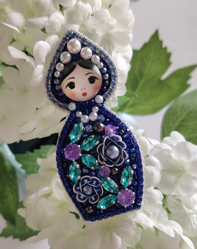 Handmade matryoshka jewelry brooch beaded, nesting doll pin,russian sryle jewely - 心口針/胸針 - 其他材質 藍色