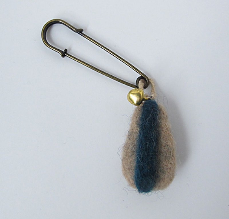 Earth tree fair trade fair trade -- wool felt bell brooch - เข็มกลัด - ขนแกะ 